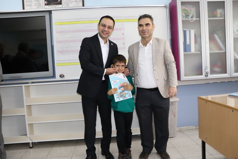 Kaymakamımız Tarık Safa KAHVECİ, 2024-2025 Eğitim Öğretim yılı karne törenine katılarak öğrencilerin karne sevincine ortak oldu.